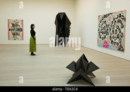 14 mars 2019 - Londres, Royaume-Uni, Royaume-Uni - Une femme a vu l'affichage Tillman Kaiser's artwork intitulé ''City de la semaine coeur'' à la Saatchi Gallery lors de l'exposition. .Kaléidoscope à la Saatchi Gallery présente est une exposition présentant le travail de 9 artistes contemporains internationaux travaillant dans une variété de médiums qui vise à être une exploration rapide de notre relation avec notre environnement, demande à tout le monde de revoir la façon dont nous engager avec notre environnement. Kaléidoscope soit jusqu'au 5 mai 2019. (Crédit Image : © Dinendra Haria/SOPA des images à l'aide de Zuma sur le fil) Banque D'Images