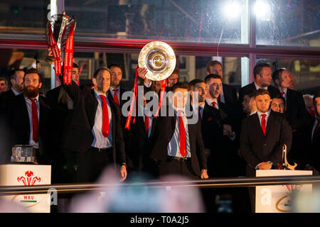 Cardiff, Wales, UK. 18 Mar 2019. Alun Wyn Jones et Jonathan Davies maintenir en altitude comme trophées du Grand Chelem du Pays de Galles, l'équipe nationale de rugby sont accueillis à l'Assemblée nationale du Pays de Galles Senedd bâtiment dans la baie de Cardiff. Credit : Mark Hawkins/Alamy Live News Banque D'Images