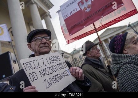 Varsovie, Pologne. 18 Mar, 2019. Un homme âgé est vu holding a placard qui dit touche pas à nos enfants que vous dégénère pendant la manifestation.Aujourd'hui à l'extérieur de l'hôtel de ville de Varsovie, les parents d'élèves des écoles primaires et secondaires ont protesté contre le nouveau 12 points droits LGBT déclaration signée par le nouveau Maire Rafal Trzaskowski. Credit : ZUMA Press, Inc./Alamy Live News Banque D'Images