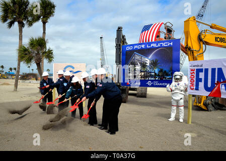 Port Canaveral, Floride, USA. 18 Mar 2019. Lors d'une cérémonie sur le thème de l'espace aujourd'hui, le Port Canaveral et autorité partenaire de longue date de croisière Carnival Cruise Line a officiellement lancé pour la construction de Port Canaveral's new Cruise Terminal 3 complexe. Le nouveau terminal, surnommé l'aire de lancement, sera la maison de Mardi Gras, le Cruise line, et la plus novatrice de bateau, à compter de 2020. Credit : Julian Poireau/Alamy Live News Banque D'Images