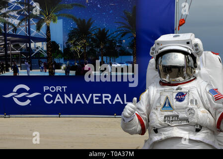 Port Canaveral, Floride, USA. 18 Mar 2019. Lors d'une cérémonie sur le thème de l'espace aujourd'hui, le Port Canaveral et autorité partenaire de longue date de croisière Carnival Cruise Line a officiellement lancé pour la construction de Port Canaveral's new Cruise Terminal 3 complexe. Le nouveau terminal, surnommé l'aire de lancement, sera la maison de Mardi Gras, le Cruise line, et la plus novatrice de bateau, à compter de 2020. Credit : Julian Poireau/Alamy Live News Banque D'Images