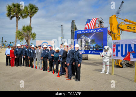 Port Canaveral, Floride, USA. 18 Mar 2019. Lors d'une cérémonie sur le thème de l'espace aujourd'hui, le Port Canaveral et autorité partenaire de longue date de croisière Carnival Cruise Line a officiellement lancé pour la construction de Port Canaveral's new Cruise Terminal 3 complexe. Le nouveau terminal, surnommé l'aire de lancement, sera la maison de Mardi Gras, le Cruise line, et la plus novatrice de bateau, à compter de 2020. Credit : Julian Poireau/Alamy Live News Banque D'Images
