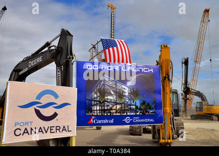 Port Canaveral, Floride, USA. 18 Mar 2019. Lors d'une cérémonie sur le thème de l'espace aujourd'hui, le Port Canaveral et autorité partenaire de longue date de croisière Carnival Cruise Line a officiellement lancé pour la construction de Port Canaveral's new Cruise Terminal 3 complexe. Le nouveau terminal, surnommé l'aire de lancement, sera la maison de Mardi Gras, le Cruise line, et la plus novatrice de bateau, à compter de 2020. Credit : Julian Poireau/Alamy Live News Banque D'Images