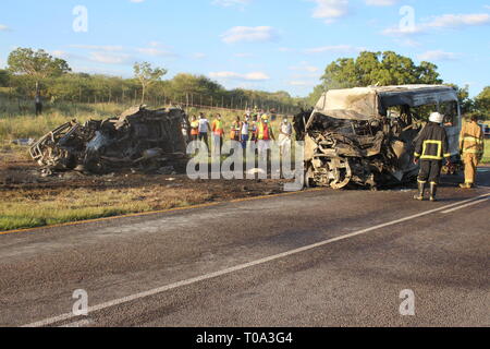 Windhoek, Namibie. Mar 17, 2019. Vérifier les sauveteurs les épaves de deux véhicules impliqués dans une collision près de Otavi, le nord de la Namibie, le 17 mars 2019. Le président namibien Hage Geingob le lundi a étendu ses condoléances après 13 passagers ont été brûlés à mort lors d'une collision entre deux mini-bus le long de la route B1 du pays. Selon une déclaration publiée par la Namibie de Police (NAMPOL) Lundi, l'accident est survenu le 17 mars à environ 3 km d'Otavi à Tsumeb sur la route B1. Credit : NAMPA/Xinhua/Alamy Live News Banque D'Images