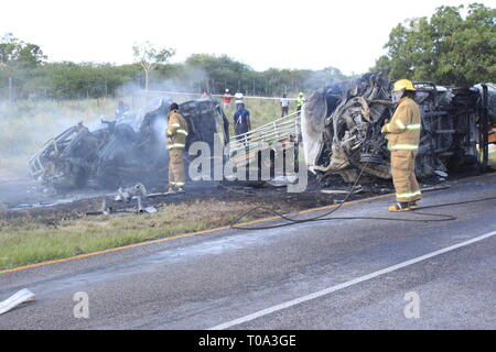 Windhoek, Namibie. Mar 17, 2019. Les pompiers éteindre le feu des épaves de deux véhicules impliqués dans une collision près de Otavi, le nord de la Namibie, le 17 mars 2019. Le président namibien Hage Geingob le lundi a étendu ses condoléances après 13 passagers ont été brûlés à mort lors d'une collision entre deux mini-bus le long de la route B1 du pays. Selon une déclaration publiée par la Namibie de Police (NAMPOL) Lundi, l'accident est survenu le 17 mars à environ 3 km d'Otavi à Tsumeb sur la route B1. Credit : NAMPA/Xinhua/Alamy Live News Banque D'Images