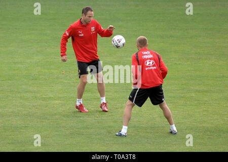 Le 29 mai 2007 - Jablonec nad Nisou, République tchèque - République tchèque de l'équipe nationale de soccer Jan Polak (L) et David Jarolim (R) yeux la balle pendant la session pratique de Jablonec nad Nisou République tchèque le mardi 29 mai 2007. L'équipe de football tchèque fera face au Pays de Galles dans l'Euro 2008 match de qualification sur Juni 2th. D'autres équipes dans le groupe G : l'Allemagne, Chypre, Saint-Marin, Slovaquie. Slavek Photo Ruta (Image Crédit : © Slavek Ruta/Zuma sur le fil) Banque D'Images