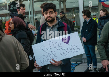 Londres, Royaume-Uni. 18 mars 2019. Un homme est titulaire d'une affiche "Nous sommes un' à une veillée et de protestation à l'extérieur News International de solidarité avec les victimes de deux attentats contre des mosquées à Christchurch et avec les musulmans menacés ailleurs dans le monde, y compris aux Etats-Unis, le Nigeria, la Palestine, la Chine et le Royaume-Uni. Crédit : Peter Marshall/Alamy Live News Banque D'Images