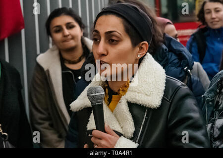 Londres, Royaume-Uni. 18 mars 2019. Un jeune homme dit les prières musulmanes comme des centaines d'assister à une veillée et de protestation à l'extérieur News International de solidarité avec les victimes de deux attentats contre des mosquées à Christchurch et avec les musulmans menacés ailleurs dans le monde, y compris aux Etats-Unis, le Nigeria, la Palestine, la Chine et le Royaume-Uni. Crédit : Peter Marshall/Alamy Live News Banque D'Images