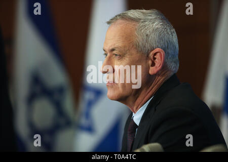 Tel Aviv, Israël. 18 Mar, 2019. Benny Gantz, l'un des dirigeants de parti centriste israélien de bleu et blanc, assiste à une conférence de presse à Tel Aviv, Israël, le 18 mars 2019. Les élections d'Israël aura lieu le 9 avril. JINI/crédit : Gédéon Markowicz/Xinhua/Alamy Live News Banque D'Images