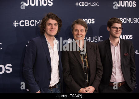 Budweiser Gardens, London, Ontario, CANADA. 17Th Mar 2019. Blue Rodeo's Jim Cuddy (centre) avec fils Devin et Sam sur le PRIX JUNO 2019 tapis rouge à John Labatt Centre, à London, Ontario, CANADA Crédit : topconcertphoto/Alamy Live News Banque D'Images