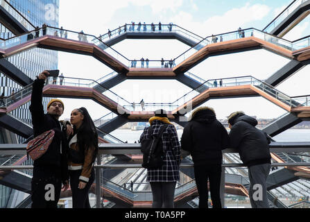 New York, USA. 18 Mar, 2019. Les personnes bénéficient d'une vue sur 'navire' de Hudson Yards à New York, États-Unis, le 18 mars 2019. Composé de 154 vols d'escaliers communicante, dont près de 2 500 mesures individuelles et 80 atterrissages, le monument 'navire' on Hudson Yards est devenu une nouvelle attraction touristique depuis son ouverture vendredi dernier. Les visiteurs peuvent apprécier les nouvelles perspectives de la ville à partir de hauteurs différentes, les angles et points de vue. Credit : Wang Ying/Xinhua/Alamy Live News Banque D'Images