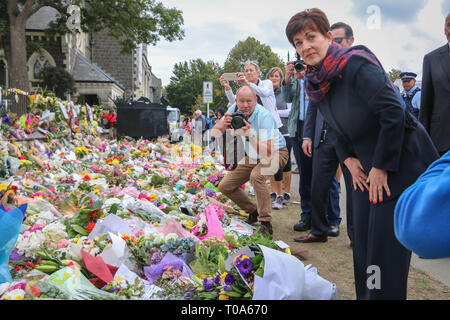 Christchurch, Canterbury, Nouvelle-Zélande. 18 Mar, 2019. Gouverneur général de Nouvelle-Zélande Patsy Reddy lieux fleurs pour les victimes d'attaques de terreur les mosquées de Christchurch.Environ 50 personnes a été auraient été tués dans l'attaque terroriste des mosquées de Christchurch ciblant la prise de la mosquée Al Noor Mosquée et la mosquée de Linwood. Crédit : Adam Bradley/SOPA Images/ZUMA/Alamy Fil Live News Banque D'Images