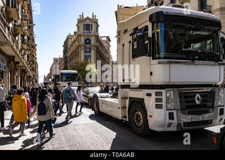 Une longue file de camions est vu se déplaçant lentement au centre de Barcelone pendant la grève. Les camionneurs autonomes du Port Autonome de Barcelone ont fait une marche lente avec leurs camions qui circulent au centre de Barcelone pour réclamer des améliorations salariales dans leurs contrats avec le port de Barcelone ainsi que la rationalisation des opérations de chargement et déchargement de camions. Banque D'Images