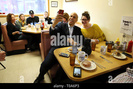 Davenport, Iowa, États-Unis. 18 Mar, 2019. Le sénateur américain CORY BOOKER, du New Jersey (D) prend un avec Carrie selfies à MIRFIELD Tommy's Cafe à Davenport, Iowa lundi avant un enregistrement de l'émission dur. Crédit : Kevin E. Schmidt/Quad-City Times/ZUMA/Alamy Fil Live News Banque D'Images