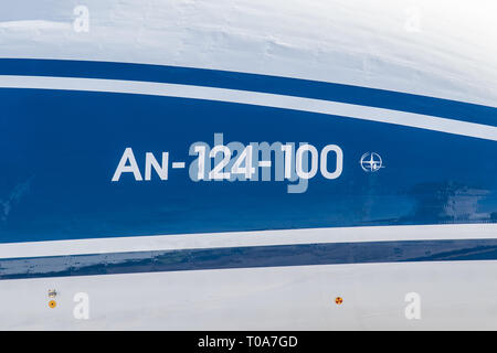 Adelaide en Australie. 19 mars 2019. L'un des plus grands du monde, les avions Antonov An-124 Volga-Dnepr Airlines Air Charter a atterri à l'aéroport d'Adélaïde. La Fédération russe Volga-Dnepr Airlines cargo est 68.96m de long et a une envergure de 73.3m et peut transporter 230 000 kg d'engins et vole à 800 km/h. Credit : amer ghazzal/Alamy Live News Banque D'Images