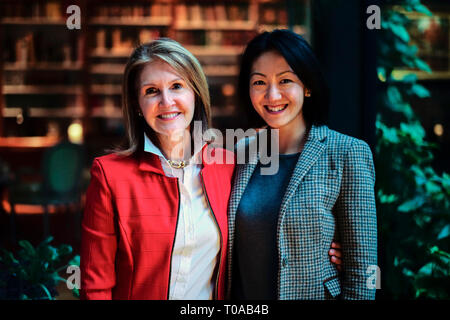 Beijing, USA. Mar 13, 2019. Yang Mu (R), la première récipiendaire de la Bourse ville soeur, qui permet aux diplômés du secondaire de Tianjin pour étudier à l'Université Drexel, pose pour une photo avec Nancy Gilboy, ancien chef de la diplomatie citoyenne International (CDI), lors d'un entretien avec Xinhua à Philadelphie, aux États-Unis, le 13 mars 2019. Credit : Muzi Li/Xinhua/Alamy Live News Banque D'Images