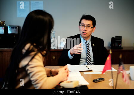 Beijing, USA. Mar 13, 2019. Samuel K. Chueh (R), directeur des affaires internationales à Philadelphie le département du Commerce, de l'adresse à Xinhua lors d'une entrevue à Philadelphie, aux États-Unis, le 13 mars 2019. Credit : Muzi Li/Xinhua/Alamy Live News Banque D'Images