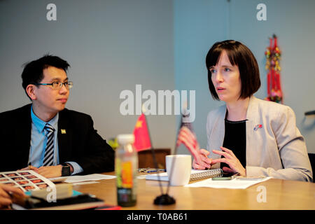 Beijing, USA. Mar 13, 2019. Siobhan Lyon (R), président et chef de la diplomatie citoyenne International (CDI), parle à Xinhua lors d'une entrevue à Philadelphie, aux États-Unis, le 13 mars 2019. Credit : Muzi Li/Xinhua/Alamy Live News Banque D'Images