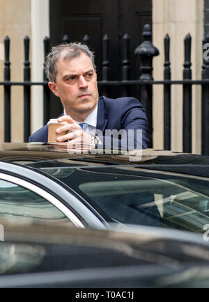 Londres, 19 mars. Les ministres du Cabinet laisser une longue réunion du cabinet à Downing Street pour discuter Brexit avant que le premier ministre dirige à Bruxelles le jeudi. Julian Smith (avec café) Whip en chef Crédit : PjrFoto/Alamy Live News Banque D'Images