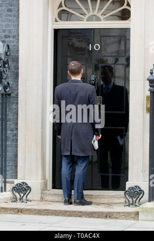 Londres, le 19 mars. Les ministres du cabinet quittent une longue réunion du cabinet à Downing Street pour discuter du Brexit avant que le Premier ministre ne se dirige vers Bruxelles jeudi. Jeremy Hunt (Secrétaire aux Affaires étrangères) repart pour une autre réunion après le cabinet et doit attendre (plus que Larry le chat ne l'a fait) pour obtenir en crédit: PjrFoto/Alamy Live News Banque D'Images