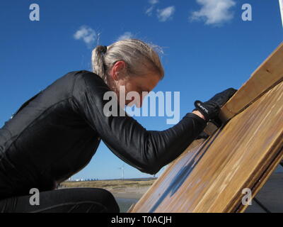 Les personnes actives au cours de l'extrême course à obstacles dans boot camp. Banque D'Images