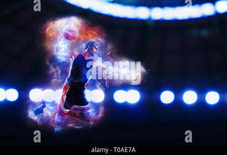 Slam Dunk acrobatique d'un joueur de basket dans le panier dans le stade Banque D'Images