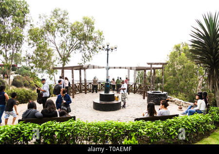 Lima, Pérou January 17th, 2018 : Le point de vue Catalina Recavarren ou communément appelé Barranco lookout est une structure construite sur le bord de la falaise. Banque D'Images