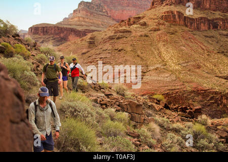 Groupe d'amis de la randonnée à travers un canyon park. Banque D'Images