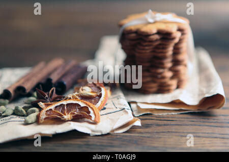 Des biscuits sur la table rustique en bois foncé, de copier l'espace. Végétalien sain de farine de cookies. Banque D'Images