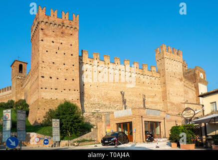 Le château de Gradara est une forteresse médiévale qui se trouve dans la ville de Gradara, Marches, en Italie. Province de Pesaro et Urbino, Italie Banque D'Images