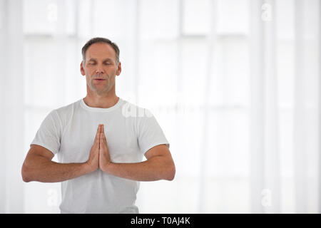 Man détendue à méditer. Banque D'Images