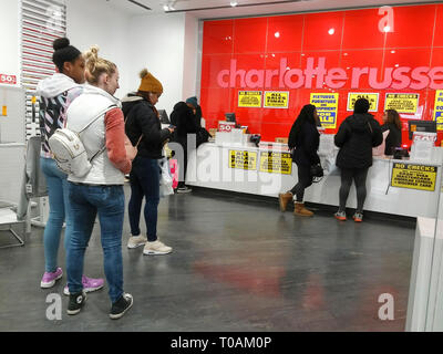 Les clients à la caisse dans la Charlotte Russe store dans Herald Square à New York le lundi 11 mars, 2019. La chaîne est la liquidation et la fermeture de l'ensemble de ses magasins. (© Richard B. Levine) Banque D'Images