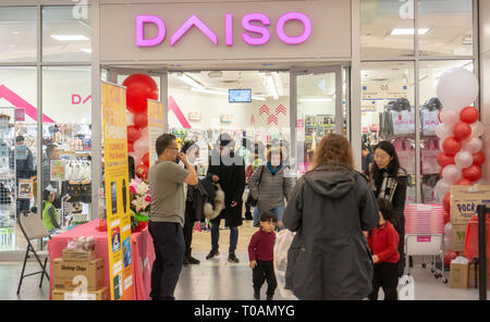 File d'acheteurs jusqu'à entrer dans le nouveau magasin Daiso dans le Skyview Mall à Flushing, à New York, le samedi 9 mars, 2019. Le célèbre magasin du dollar a 2800 endroits au Japon et 60 aux États-Unis avec ce être leur premier avant-poste de la côte est. (Â© Richard B. Levine) Banque D'Images