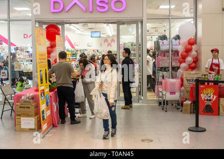 File d'acheteurs jusqu'à entrer dans le nouveau magasin Daiso dans le Skyview Mall à Flushing, à New York, le samedi 9 mars, 2019. Le célèbre magasin du dollar a 2800 endroits au Japon et 60 aux États-Unis avec ce être leur premier avant-poste de la côte est. (Â© Richard B. Levine) Banque D'Images