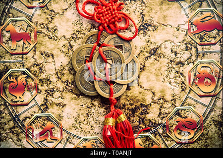 Détail d'une roue d'astrologie chinoise et Feng Shui traditionnel ancien pièces porte Banque D'Images