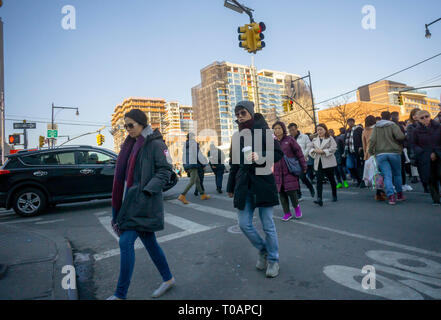 Avec le développement récent des hordes de piétons derrière eux cross College Point Blvd. dans le quartier de Flushing dans le Queens à New York, le samedi 9 mars, 2019. (Â© Richard B. Levine) Banque D'Images