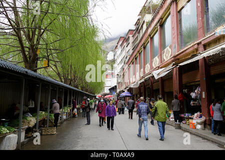 La rue du marché de fruits et légumes à Kangding, une petite ville située sur la frontière entre le Tibet et la Chine, Shanghai, Chine Banque D'Images