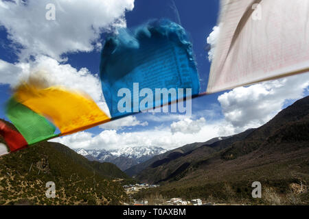 Les drapeaux de prières au 4,298m Col Zheduo Shan, Kangding, Sichuan, Chine Banque D'Images