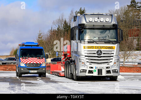 Salo, Finlande - le 9 mars 2019 : Mercedes-Benz Actros 4163 semi truck pour les poids lourds de transport de charge surdimensionnée et pilote véhicule stationné sur l'arrêt de camion. Banque D'Images