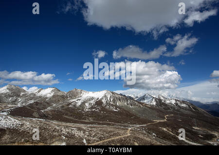 Vue sur la vallée et les montagnes à la 4,298m Col Zheduo Shan, Kangding, Sichuan, Chine Banque D'Images