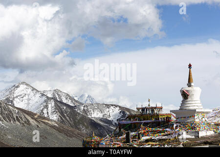 Stupa et les drapeaux de prières au 4,298m Col Zheduo Shan avec belle vue sur les montagnes enneigées, Kangding, Shanghai, Chine Banque D'Images