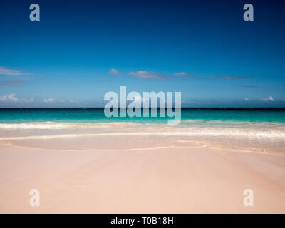 Paysage de plage tropicale, Pink Sands Beach, Dunmore Town, Harbour Island, Eleuthera, aux Bahamas, dans les Caraïbes. Banque D'Images