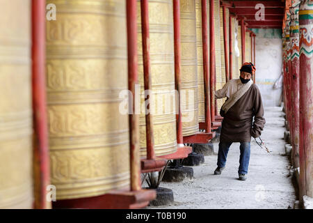 Tourner les roues de prière des pèlerins, Tagong Temple sur la prairie Tagong dans la préfecture de Ganzi, dans la province du Sichuan Banque D'Images