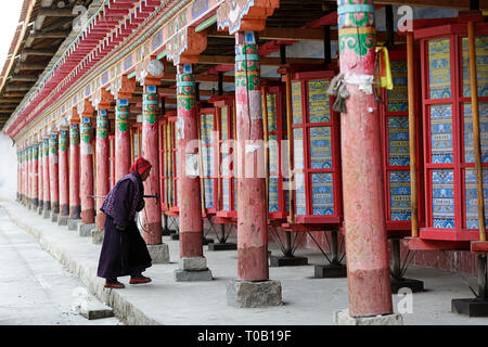 Pilgrim à roues de prière, Tagong Temple sur la prairie Tagong dans la préfecture de Ganzi, dans la province du Sichuan Banque D'Images