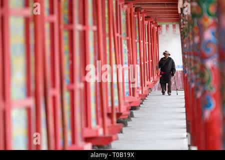 Pilgrim à roues de prière, Tagong Temple sur la prairie Tagong dans la préfecture de Ganzi, dans la province du Sichuan Banque D'Images