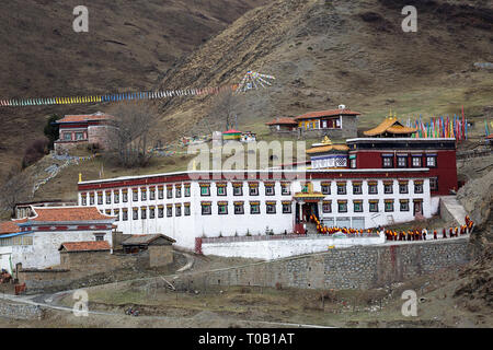 Moines d'entrer dans un temple, Temple Tagong sur la prairie Tagong dans la préfecture de Ganzi, dans la province du Sichuan Banque D'Images