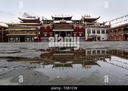 Reflet de Tagong Temple sur la prairie Tagong dans la préfecture de Ganzi, dans la province du Sichuan Banque D'Images