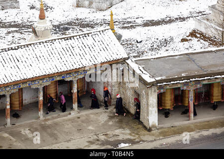 Tourner les roues de prière des pèlerins, Tagong Temple sur la prairie Tagong dans la préfecture de Ganzi, dans la province du Sichuan Banque D'Images