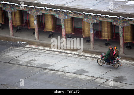Tourner les roues de prière des pèlerins, Tagong Temple sur la prairie Tagong dans la préfecture de Ganzi, dans la province du Sichuan Banque D'Images