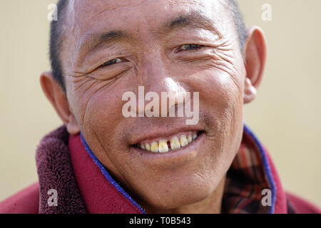 Portrait of a smiling moine au monastère de Tagong, Chine Banque D'Images